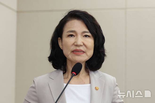 [서울=뉴시스] 고승민 기자 = 이진숙 방송통신위원장이 7일 서울 여의도 국회에서 열린 과학기술정보방송통신위원회 전체회의에서 방송3법 등 법안 통과 관련 인사말을 하고 있다. 2025.07.07. kkssmm99@newsis.com