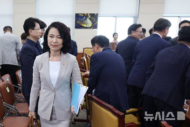 [서울=뉴시스] 고승민 기자 = 이진숙 방송통신위원장이 7일 서울 여의도 국회에서 열린 과학기술정보방송통신위원회 전체회의에서 산회 후 회의장을 나서고 있다. 2025.07.07. kkssmm99@newsis.com