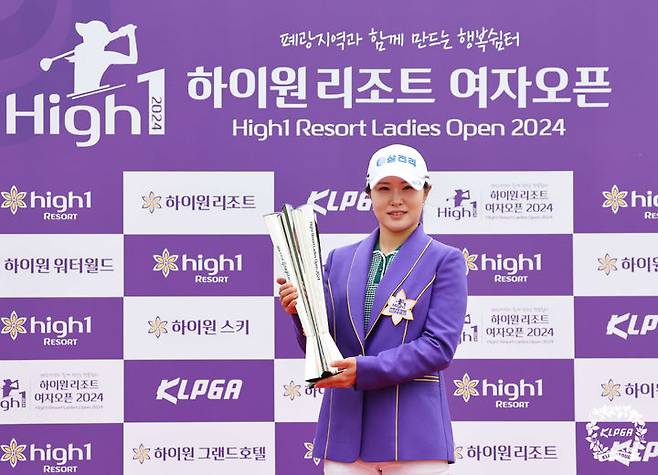 [서울=뉴시스] 김금보 기자 = 14일 강원도 정선 하이원CC에서 열린 '하이원 리조트 여자오픈'에서 우승을 차지한 고지우가 우승트로피를 들고 기념촬영 하고 있다. (사진=KLPGT 제공) 2024.07.14. photo@newsis.com *재판매 및 DB 금지