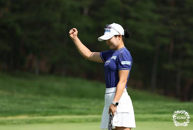 [서울=뉴시스] 홍효식 기자 = 29일 강원도 평창 버치힐CC에서 열린 '맥콜·모나 용평 오픈 with SBS Golf' 파이널라운드, 고지우가 우승 확정 후 주먹을 쥐고 있다. (사진=KLPGA제공) 2025.06.29. photo@newsis.com *재판매 및 DB 금지