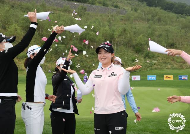 [서울=뉴시스] 고범준 기자 = 22일 강원 정선에 위치한 하이원CC에서 열린 '국민쉼터 하이원 리조트 여자오픈 2021' FR, 우승한 임희정이 축하 꽃잎 세리머니를 하고 있다. (사진=KLPGA 제공) 2021.08.22. photo@newsis.com *재판매 및 DB 금지