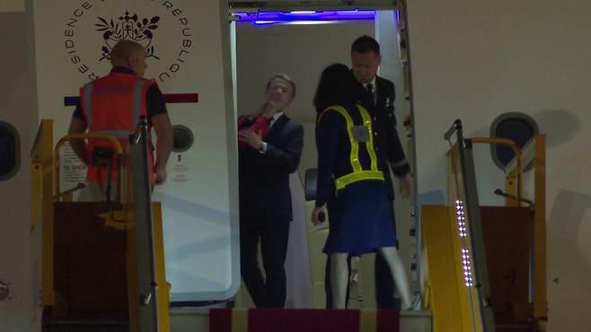 브리지트 여사에게 얼굴을 맞는 마크롱 대통령