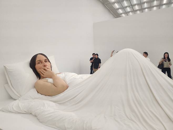 2017년 서울시립미술관에서 열린 프랑스 까르띠에 재단 소장품전에서도 소개된 작품으로, 하이얀 이불을 덮은 채 침대에 누워 어딘가를 응시하는 여인을 재현한 '침대에서'(2005년작)는 6m가 넘는 대형작이다. 곽인숙 기자