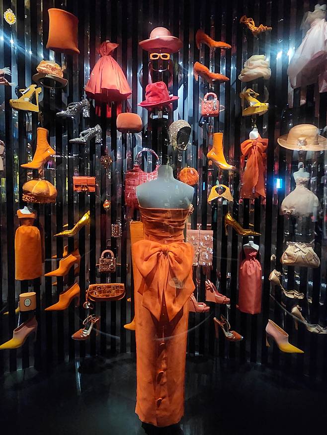 '크리스챤 디올: 디자이너 오브 드림스' 전시 공간. 곽인숙 기자