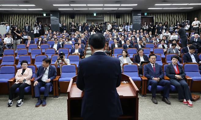 국민의힘 송언석 비상대책위원장 겸 원내대표가 4일 서울 여의도 국회에서 열린 의원총회에서 발언하고 있다. 연합뉴스