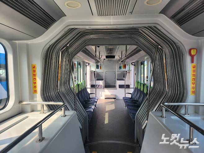 우진산전의 대형 전기 굴절버스 케이트램의 실내. 박성완 기자