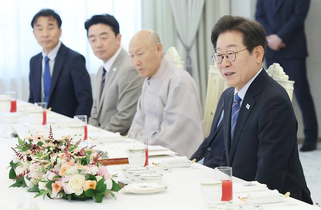 이재명 대통령이 9일 용산 대통령실에서 종교지도자들과 오찬에 앞서 인사말을 하고 있다. 연합뉴스