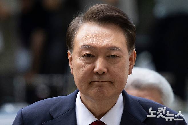 윤석열 전 대통령이 9일 오후 구속 전 피의자 심문(영장실질심사)을 받기 위해 서울 서초구 서울중앙지방법원으로 들어서고 있다. 이날 영장실질심사는 남세진(사법연수원 33기) 영장전담 부장판사 심리로 열린다. 사진공동취재단