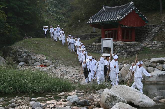 세계중요농업유산으로 등재된 울진 금강송 산지농업시스템 중 하나인 바지게꾼 이동 재현 모습. 울진군 제공