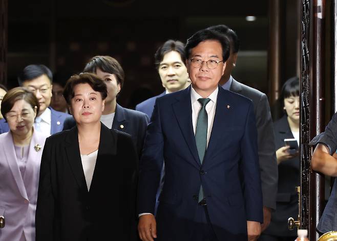 국민의힘 송언석 비상대책위원장 겸 원내대표와 윤희숙 신임 혁신위원장이 9일 서울 여의도 국회에서 열린 의원총회에 입장하고 있다. 연합뉴스