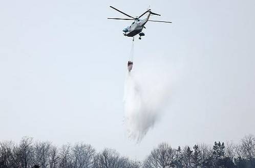3월 경북 의성군 의성읍 용연리 야산 위로 산불 진화 헬기가 물을 뿌리고 있다. 연합뉴스