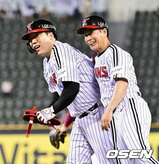 [OSEN=잠실, 박준형 기자] 8일 오후 서울 잠실구장에서 ‘2025 신한 SOL BANK KBO리그’ LG 트윈스와 키움 히어로즈의 경기가 진행됐다.이날 경기에서 LG는 임찬규(8승 3패)를, 키움은 하영민(6승 8패)을 선발투수로 내세웠다.7회말 1사 2루 LG 김현수의 역전 1타점 적시타때 송지만 1루 코치가 미소 짓고 있다  2025.07.08 /  soul1014@osen.co.kr