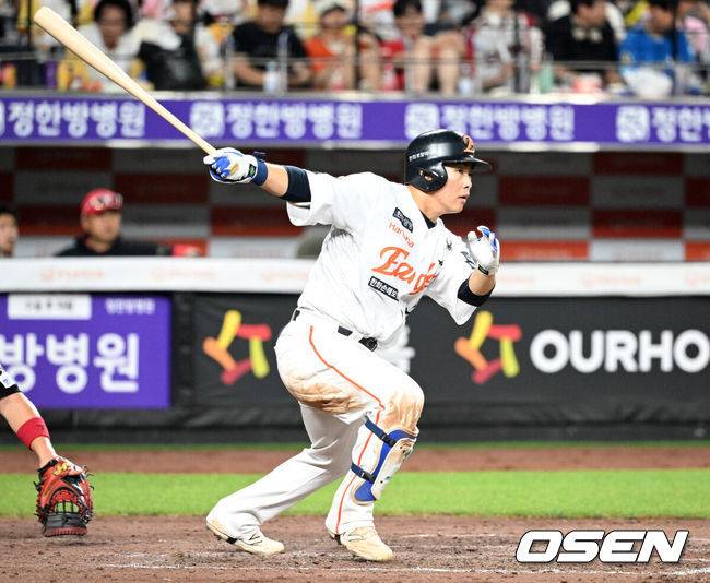 [OSEN=대전, 이대선 기자] 8일 오후 대전 한화생명볼파크에서 2025 신한 SOL Bank KBO리그 한화 이글스와 KIA 타이거즈의 경기가 열렸다.한화는 문동주, KIA는 윤영철을 선발로 내세웠다.4회말 무사에서 한화 문현빈이 우전 안타를 치고 있다. 2025.07.08 /sunday@osen.co.kr