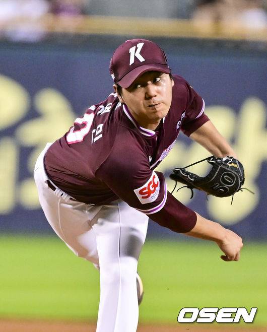 [OSEN=잠실, 박준형 기자] 8일 오후 서울 잠실구장에서 ‘2025 신한 SOL BANK KBO리그’ LG 트윈스와 키움 히어로즈의 경기가 진행됐다.이날 경기에서 LG는 임찬규(8승 3패)를, 키움은 하영민(6승 8패)을 선발투수로 내세웠다.2회말 키움 선발투수 하영민이 역투하고 있다.    2025.07.08 / soul1014@osen.co.kr