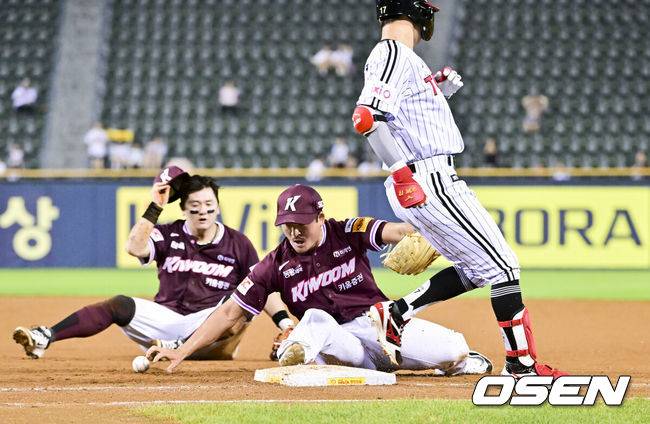 [OSEN=잠실, 박준형 기자] 8일 오후 서울 잠실구장에서 ‘2025 신한 SOL BANK KBO리그’ LG 트윈스와 키움 히어로즈의 경기가 진행됐다.이날 경기에서 LG는 임찬규(8승 3패)를, 키움은 하영민(6승 8패)을 선발투수로 내세웠다.7회말 LG 선두타자 박해민의 내야땅볼때 원종현 투수가 포구 실책을 하며 타자 출루를 허용하고 있다.   2025.07.08 /  soul1014@osen.co.kr