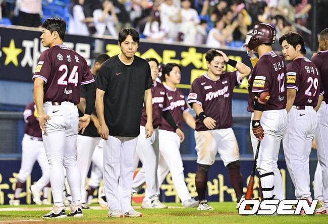 [OSEN=잠실, 박준형 기자] 프로야구 LG 트윈스가 키움 히어로즈를 꺾고 단독 2위 자리를 지켰다.&nbsp;LG는&nbsp;8일 서울 잠실구장에서 열린 2025 KBO리그 키움과 경기에서 4-3 역전승을 거뒀다. LG는 2위 자리를 수성했다.&nbsp;경기종료 후 키움 하영민이 LG 선수단을 향해 인사를 하고 있다. 2025.07.08 /  soul1014@osen.co.kr