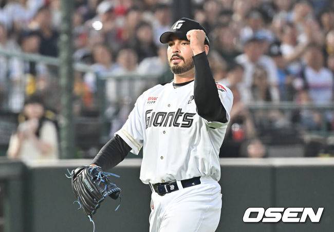 [OSEN=부산, 이석우 기자] 2일 부산 사직야구장에서 2025 신한 SOL 뱅크 KBO 리그 롯데 자이언츠와 LG 트윈스의 경기가 열렸다. 홈팀 롯데는 감보아가, 방문팀 LG는 임찬규가 선발 출전했다.롯데 자이언츠 선발 투수 감보아가 5회초 2사 만루 LG 트윈스 문보경을 유격수 땅볼로 잡고 주먹을 불끈 쥐고 있다. 2025.07.02 / foto0307@osen.co.kr