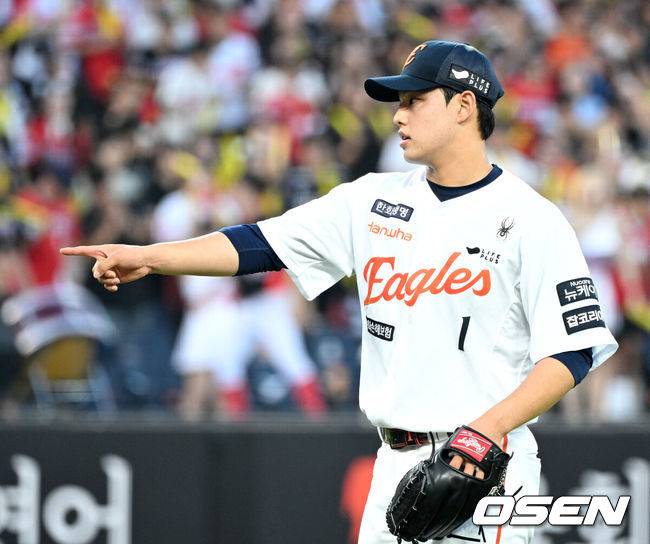 [OSEN=대전, 이대선 기자] 8일 오후 대전 한화생명볼파크에서 2025 신한 SOL Bank KBO리그 한화 이글스와 KIA 타이거즈의 경기가 열렸다.한화는 문동주, KIA는 윤영철을 선발로 내세웠다.2회초 수비를 마친 한화 문동주가 스트라이크를 확인하고 있다. 2025.07.08 /sunday@osen.co.kr