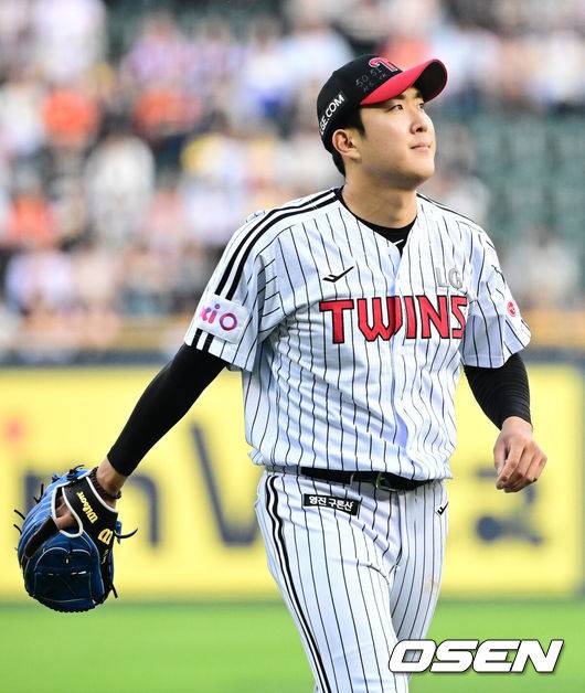 [OSEN=잠실, 지형준 기자] 29일 오후 서울 잠실구장에서 ‘2025 신한 SOL Bank KBO리그’ LG 트윈스와 한화 이글스의 경기가 열렸다.이날 LG는 손주영, 한화는 라이언 와이스를 선발투수로 내세웠다.1회초 수비를 마치고 LG 손주영이 더그아웃으로 향하고 있다. 2025.05.29 /jpnews@osen.co.kr