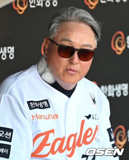 [OSEN=대전, 이대선 기자] 9일 오후 대전 한화생명볼파크에서 2025 신한 SOL Bank KBO리그 한화 이글스와 KIA 타이거즈의 경기가 열렸다.한화는 문동주, KIA는 양현종 선발로 내세웠다.경기에 앞서 한화 김경문 감독이 인터뷰를 하고 있다. 2025.07.08 /sunday@osen.co.kr