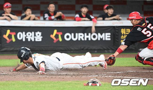 [OSEN=대전, 이대선 기자] 9일 오후 대전 한화생명볼파크에서 2025 신한 SOL Bank KBO리그 한화 이글스와 KIA 타이거즈의 경기가 열렸다.한화는 문동주, KIA는 양현종 선발로 내세웠다.4회말 1사 만루에서 한화 이진영의 좌전 2타점 적시타 때 노시환이 홈으로 쇄도해 득점을 올리고 있다. 2025.07.08 /sunday@osen.co.kr