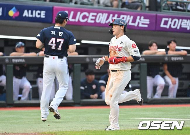 [OSEN=부산, 이석우 기자] 9일 부산 사직야구장에서 2025 신한 SOL 뱅크 KBO 리그 롯데 자이언츠와 두산 베어스의 경기가 열렸다. 홈팀 롯데는 이민석이, 방문팀 두산은 곽빈이 선발 출전했다.롯데 자이언츠 박찬형이 1회말 1사 1,3루 전준우의 우익수 희생플라이때 득점을 올리고 있다. 2025.07.09 / foto0307@osen.co.kr