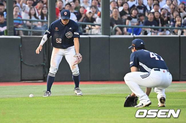 [OSEN=부산, 이석우 기자] 9일 부산 사직야구장에서 2025 신한 SOL 뱅크 KBO 리그 롯데 자이언츠와 두산 베어스의 경기가 열렸다. 홈팀 롯데는 이민석이, 방문팀 두산은 곽빈이 선발 출전했다.두산 베어스 박준순과 곽빈이 2회말 2사 2,3루 롯데 자이언츠 박찬형의 타구가 파울라인을 벗어나지 않자 아쉬워하고 있다. 2025.07.09 / foto0307@osen.co.kr