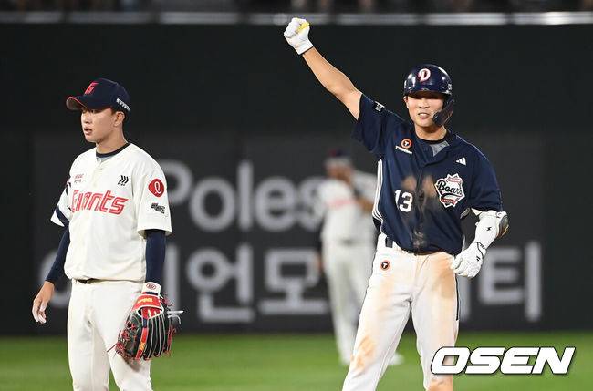 [OSEN=부산, 이석우 기자] 9일 부산 사직야구장에서 2025 신한 SOL 뱅크 KBO 리그 롯데 자이언츠와 두산 베어스의 경기가 열렸다. 홈팀 롯데는 이민석이, 방문팀 두산은 곽빈이 선발 출전했다.두산 베어스 이유찬이 9회말 2사 2루 역전 1타점 우익수 앞 안타를 치고 2루가지 진출해 세리머니를 하고 있다. 2025.07.09 / foto0307@osen.co.kr