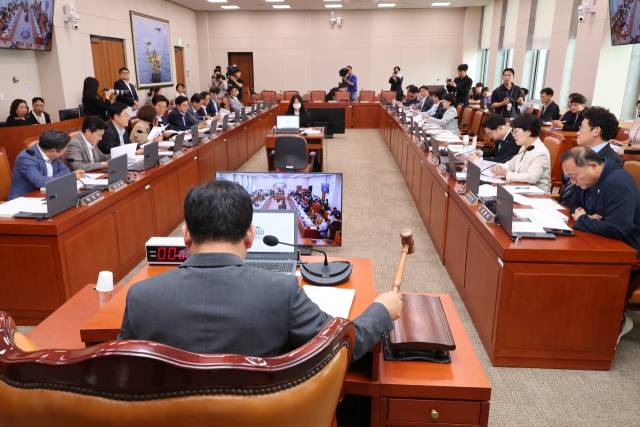 ▲지난 7일 서울 여의도 국회에서 열린 산업통산자원중소벤처기업위원회 전체회의에서 국민의힘 소속 박성민 위원장 직무대리가 김정관 산업통상자원부 장관 후보자에 대한 인사청문회 실시계획서 채택의 건을 상정하며 의사봉을 두드리고 있다. ⓒ연합뉴스