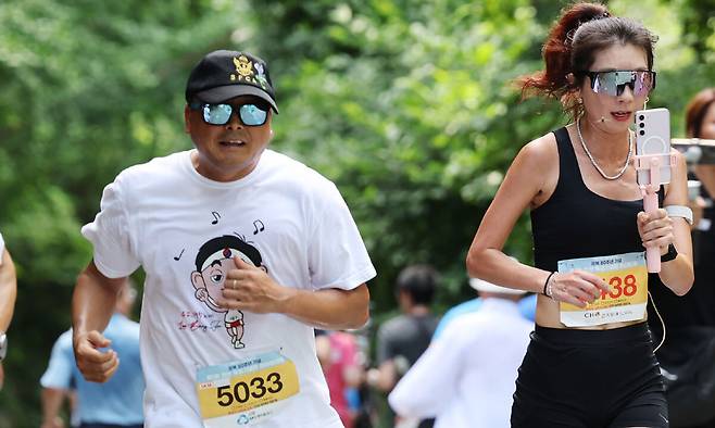 이봉주(왼쪽)가 지난달 29일 충남 천안시 천안독립기념관에서 열린 광복 80주년 기념 제1회 천안독립기념관마라톤 대회 5㎞ 부문에 참가해 달리고 있다. 대회 조직위 제공