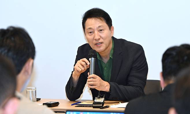 오세훈 서울시장이 5일(현지시간) 이탈리아 밀라노에서 동행기자단에게 오스트리아 빈, 밀라노 출장의 성과와 소회 등을 밝히고 있다. 서울시 제공