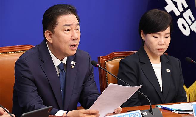 더불어민주당 김병기 당대표 직무대행 겸 원내대표가 9일 서울 여의도 국회에서 열린 최고위원회의에서 발언하고 있다. 연합뉴스