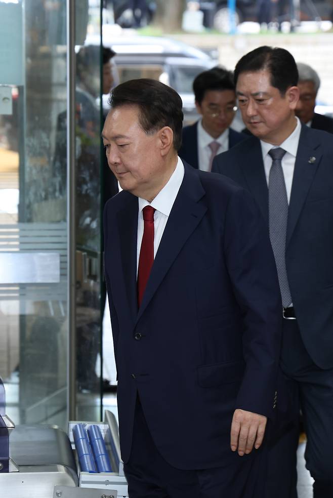 12·3 비상계엄과 관련해 특검의 수사를 받는 윤석열 전 대통령이 9일 구속 전 피의자 심문을 위해 서울중앙지법에 들어서고 있다. 사진공동취재단