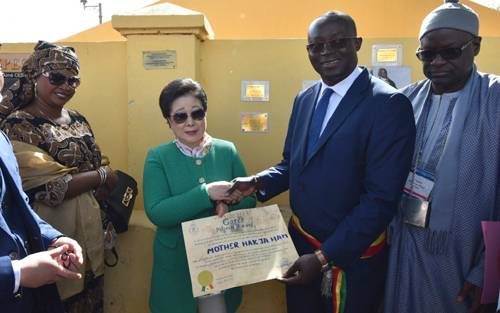 2018년 1월 세네갈 고레섬을 방문한 세계평화통일가정연합 한학자 총재가 평화의 메시지를 전한 뒤 오귀스탱 셍고르 고레섬 시장으로부터 감사패를 받고 있다. 가정연합 제공