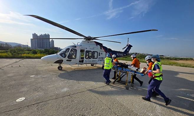 경기도 소방구급대가 응급환자를 닥터헬기의 의료진에게 인계하고 있다. 경기도 제공