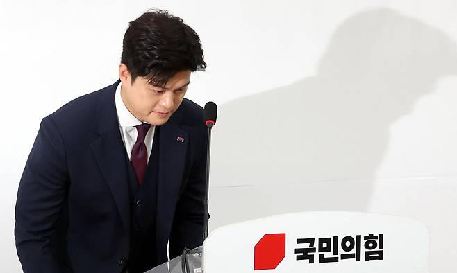 국민의힘 김용태 당시 비상대책위원장이 지난달 30일 오전 서울 여의도 국회에서 열린 퇴임 기자회견에서 고개&nbsp;숙여 인사를 하고 있다. 뉴시스