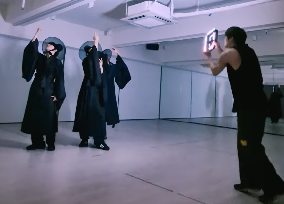 넷플릭스 '케이팝 데몬 헌터스'(KPOP Demon Hunters) 사자보이즈의 안무를 선보이는 몬스타엑스 기현, 형원, 주헌. 몬스타엑스 공식 유튜브 계정