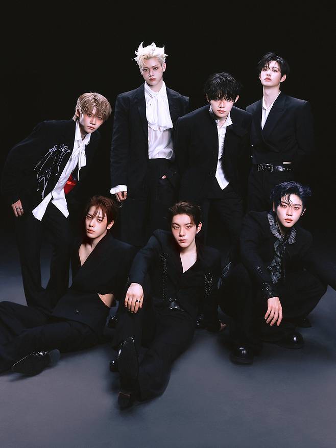 미니 앨범&nbsp;‘스노이 서머’로 돌아온 그룹 클로즈유어아이즈. 뒷줄 왼쪽부터 시계방향으로 켄신, 마징시앙, 전민욱, 김성민, 장여준, 서경배, 송승호.&nbsp;&nbsp;언코어 제공