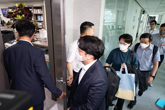 국회 압수수색 나선 김건희 특검 - 김건희 여사 관련 의혹을 수사하는 민중기 특별검사팀 관계자들이 8일 윤상현 국민의힘 의원 사무실 압수수색을 진행하기 위해 의원실로 들어서고 있다. 뉴스1