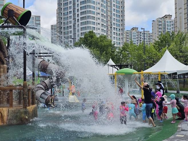 청주시가 여름철에 운영하는 물놀이장에서 아이들이 즐거운 시간을 보내고 있다.  청주시 제공