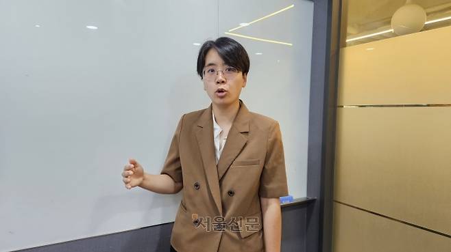 한국여성변호사회 인권이사인 이경하 변호사가 8일 서울 서초구 변호사교육문화관에서 ‘진주 편의점 폭행 사건’에 대해 설명하고 있다.