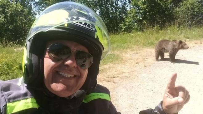 루마니아에서 새끼 곰를 배경으로 셀카를 찍는 이탈리아 관광객. 출처=오마르 파랑 진 페이스북