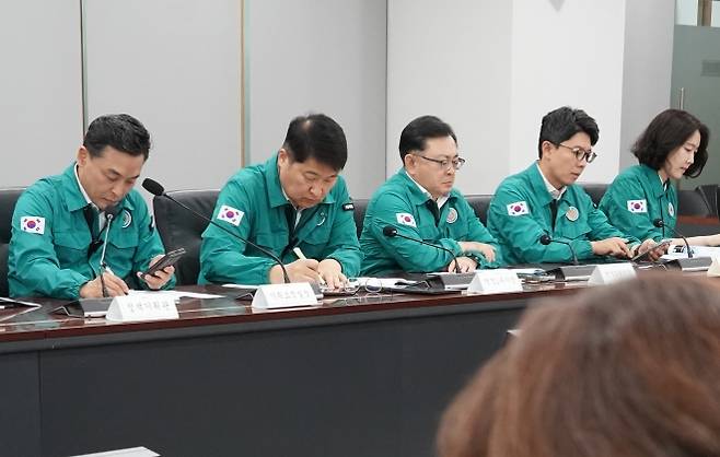 서울시 긴급 폭염 대책 상황 점검 회의 - 9일 오전 10시 30분 서울시청 기획상황실에서 서울시 3부시장(행정1·2부시장, 정무부시장)을 비롯한 12개 실국장이 참석한 가운데 ‘긴급 폭염대책 상황 점검 회의’가 개최되고 있다.  서울시 제공