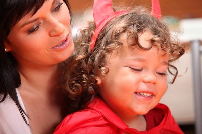 어린 아이와 엄마의 모습. 위 사진은 기사 내용과 직접적인 관련 없음. 아이클릭아트