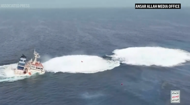 예멘 후티 반군이 지난 6일 라이베리아 선적으로 그리스 선사 스템시핑이 운용하는 벌크선 ‘매직시즈’를 공격해 침몰시켰다. 후티 제공 영상 캡처