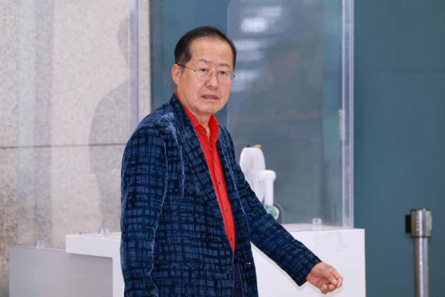 홍준표 전 대구시장이 지난달 17일 인천국제공항 제1여객터미널을 통해 귀국하고 있다. 연합뉴스