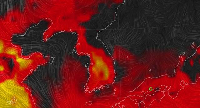 이달 7일 서울 전역에 올 여름 첫 폭염경보가 발령된 가운데 세계 기상정보 비주얼 맵인 '어스' 홈페이지에서 불쾌지수로 본 한반도 주변이 붉은색으로 표시돼 있다. 어스 캡처