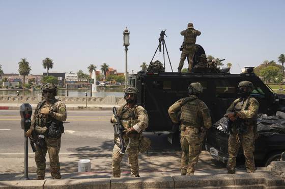 7일(현지시간) 로스앤젤레스 맥아더 공원에 배치된 연방요원들. AP 연합뉴스