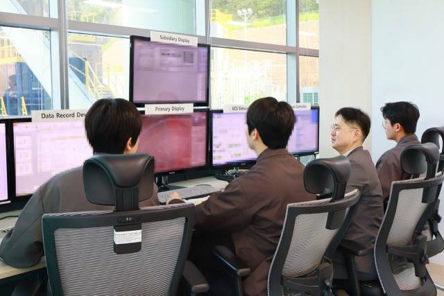 한화시스템 용인종합연구소에서 연구원들이 다기능레이다 성능 테스트를 진행하고 있다. 사진제공=한화시스템