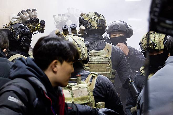 12·3 비상계엄 선포 이후 국회를 침탈한 계엄군들. ⓒ시사IN 박미소